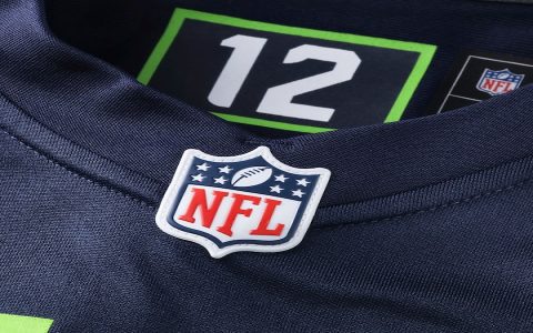 How to choose the best Julian Love jersey? Consider these tips for size and quality.