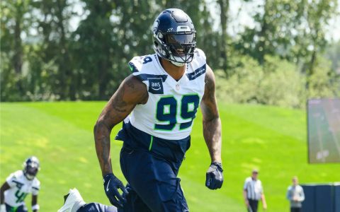 How Do You Choose Female Seahawks Gear (Tips to Look Great and Show Your Team Spirit)